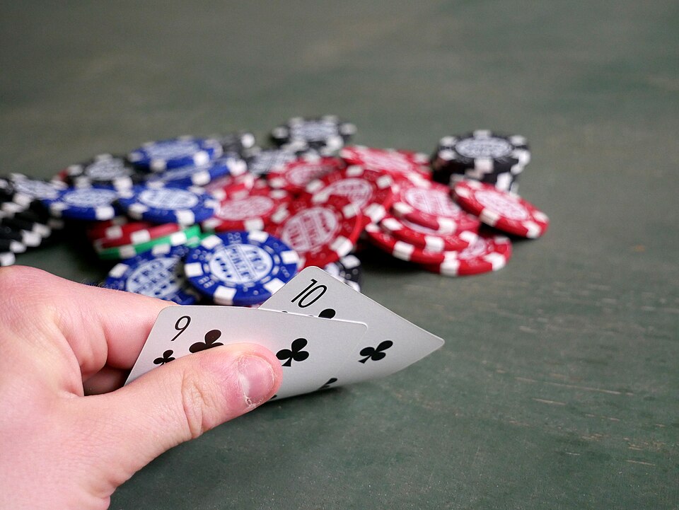 https://www.reddit.com/r/poker/comments/1t8qc0v/easy_button_prank_for_my_home_game_revenge_is_mine/ - 德州扑克社交博弈：DIY“Easy Butto