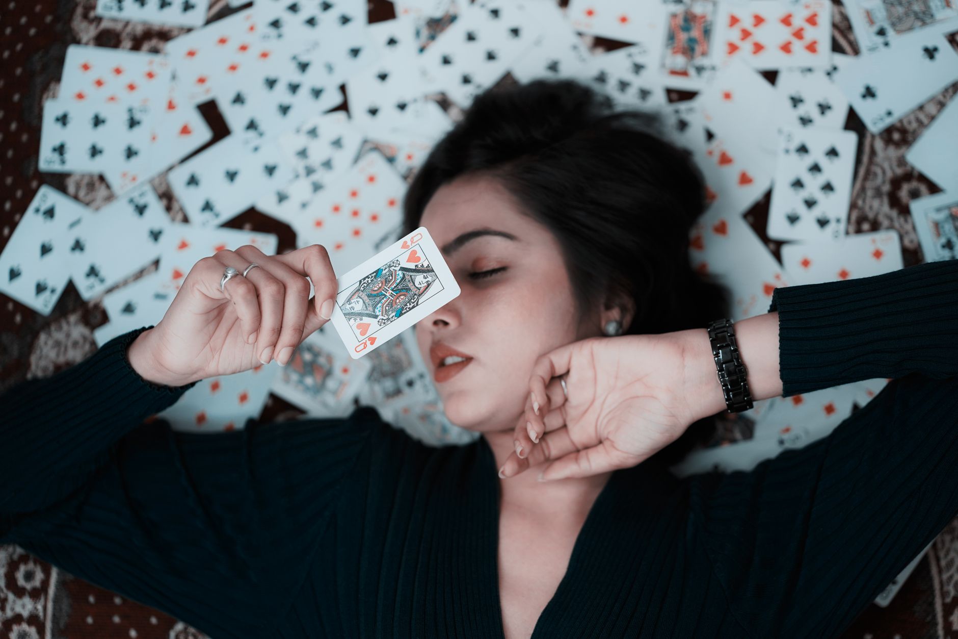 死人之手：黑桃A与黑桃8背后的传奇与实战价值解析（实战示例）