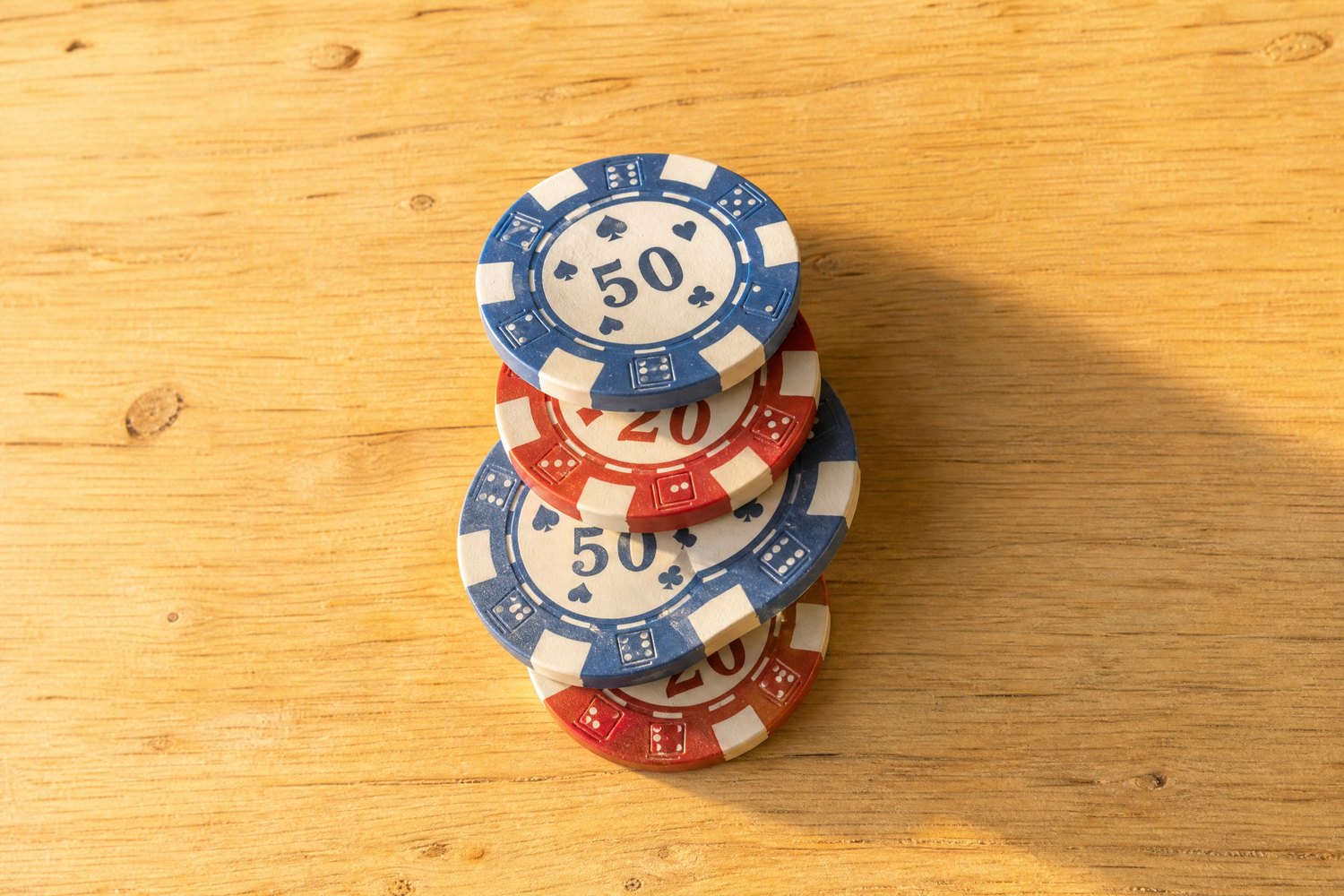QQPOKER平台新手入门：德州扑克规则与技巧一篇看懂（实战示例）